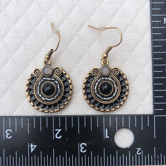Beautiful vintage feel lightweight classic earrings 🖤 - Picture 8 of 14